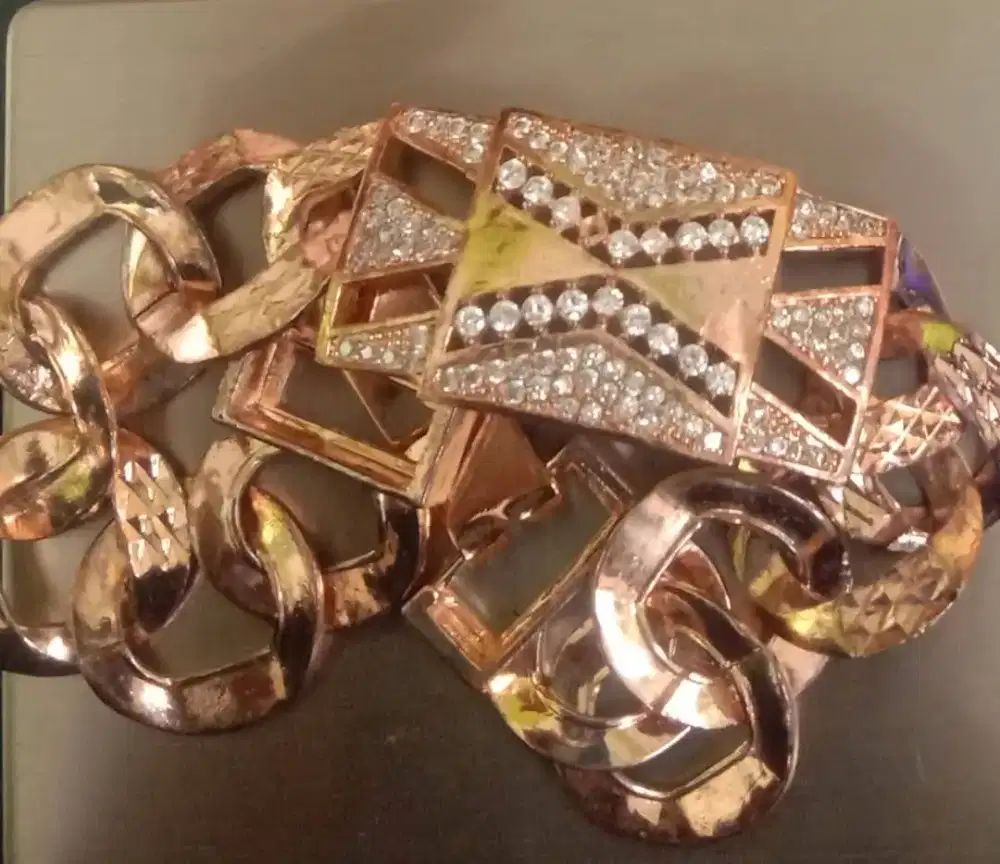 Ada bingung jual emas saya bisa jemput ke lokasi anda  harga tinggi