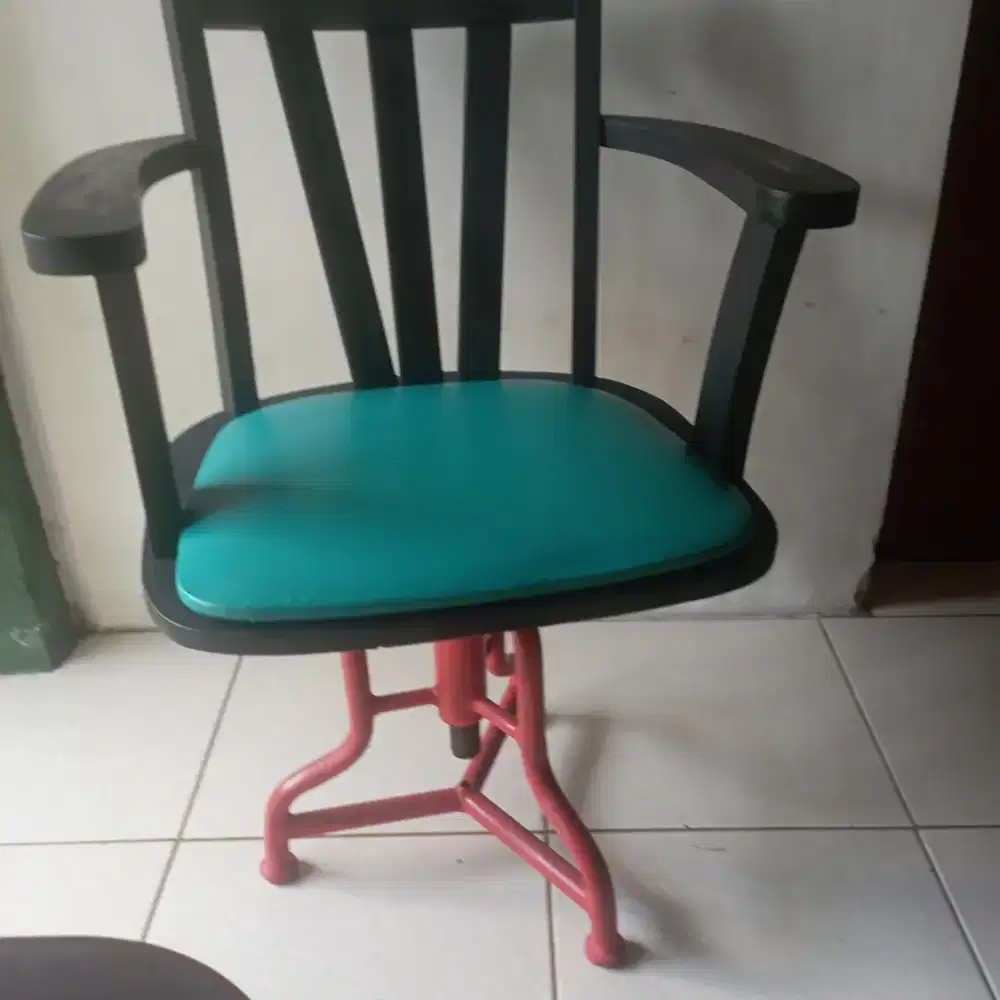 Kursi putar kaki besi atas kayu