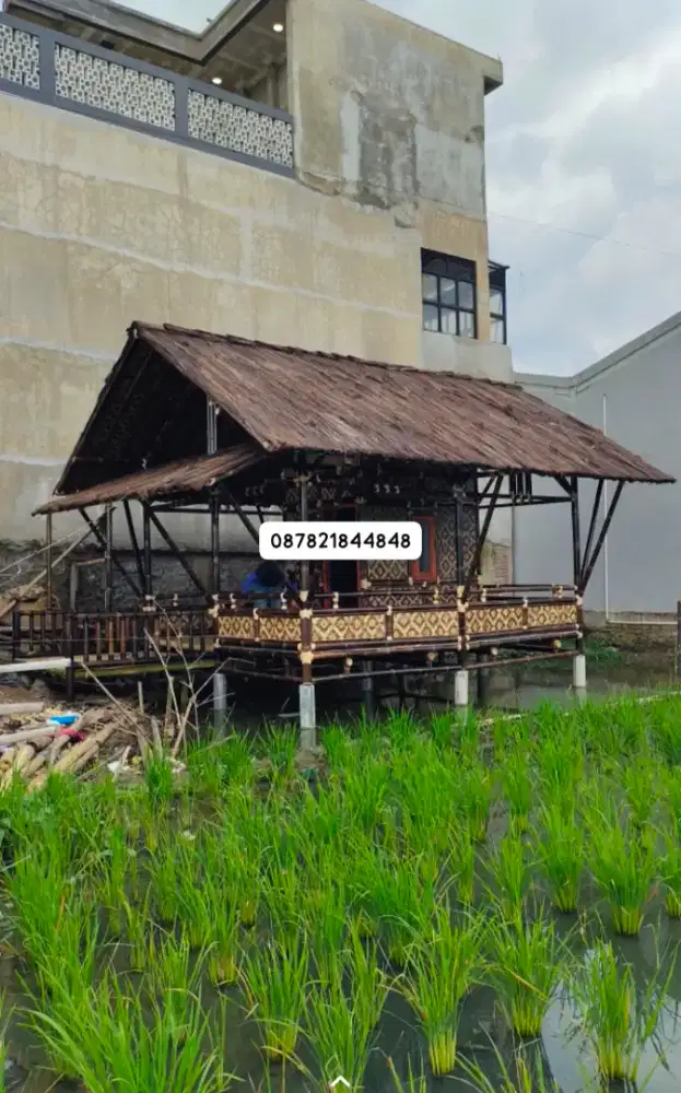 Rumah bambu hitam atap genteng metal
