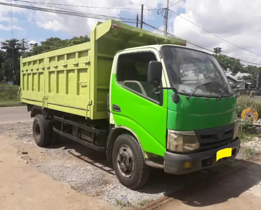 Hino Dutro 130HD Dump truck Tahun 2012