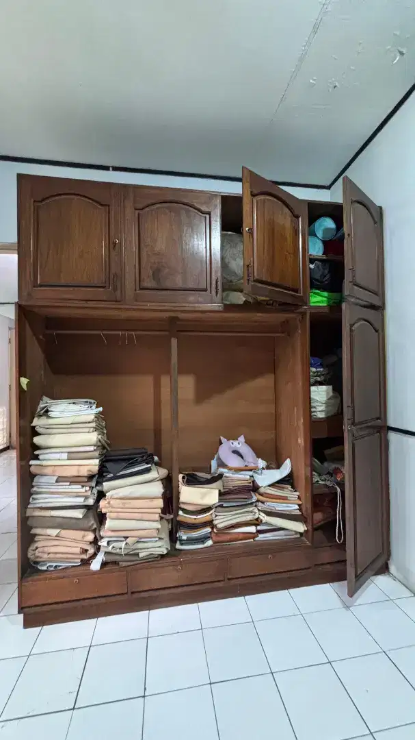 Lemari jati antik