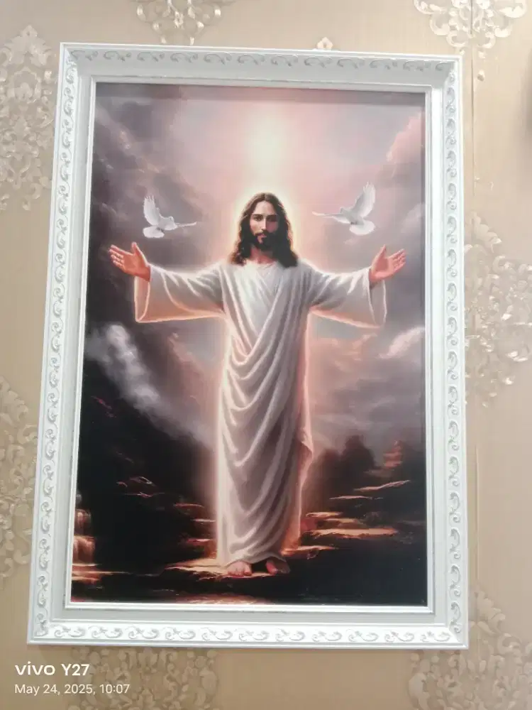 Lukisan Yesus dengan bingkai putih