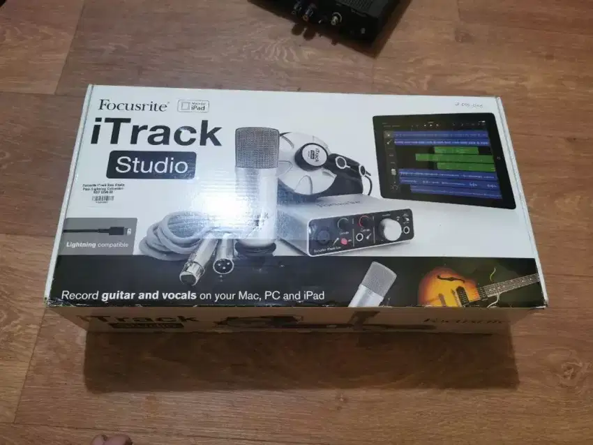 Focusrite iTrack Studio pack lightning record rekaman audio interface