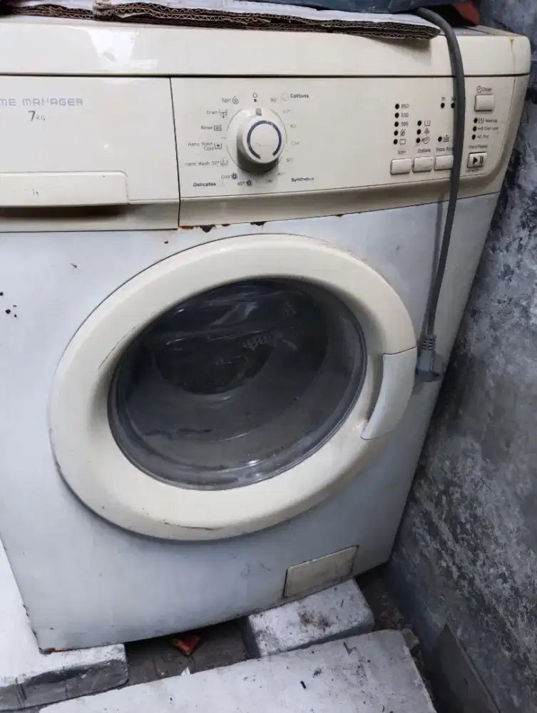 Elektrolux jual apa adanya minus segitiga patah