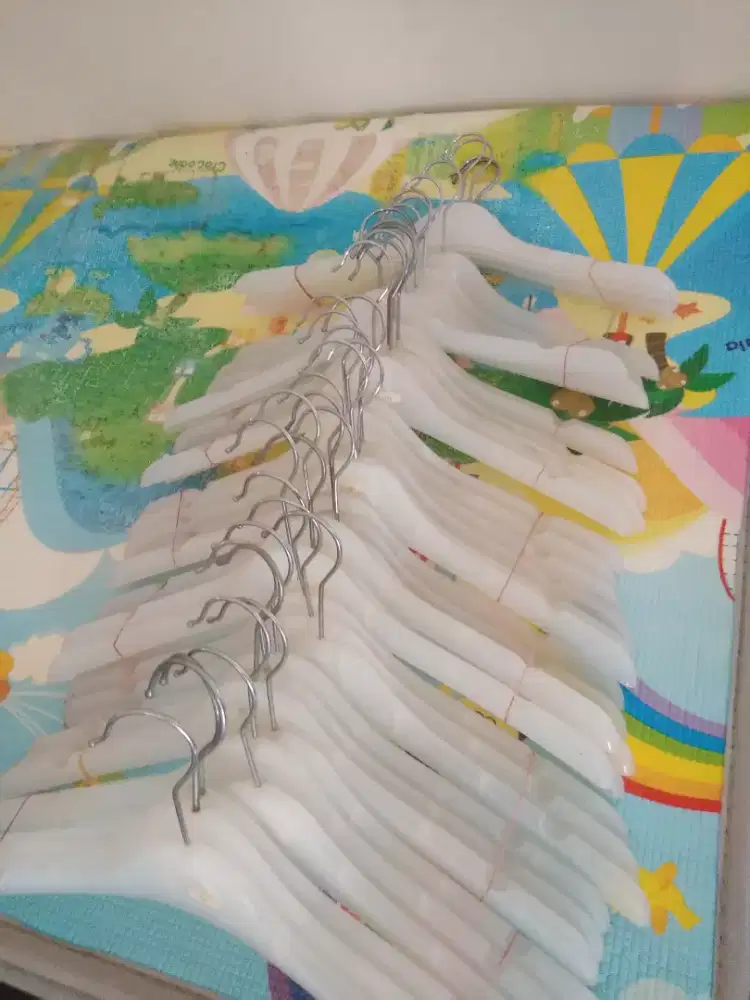 Hanger gantungan baju distro putih