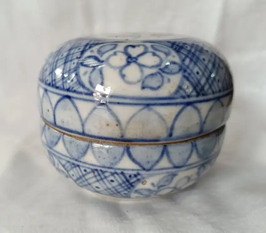 Tempat bedak kuno biru putih