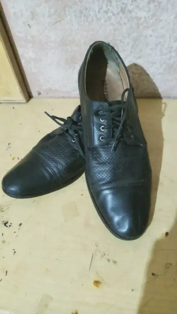 Sepatu kulit hitam Obermain