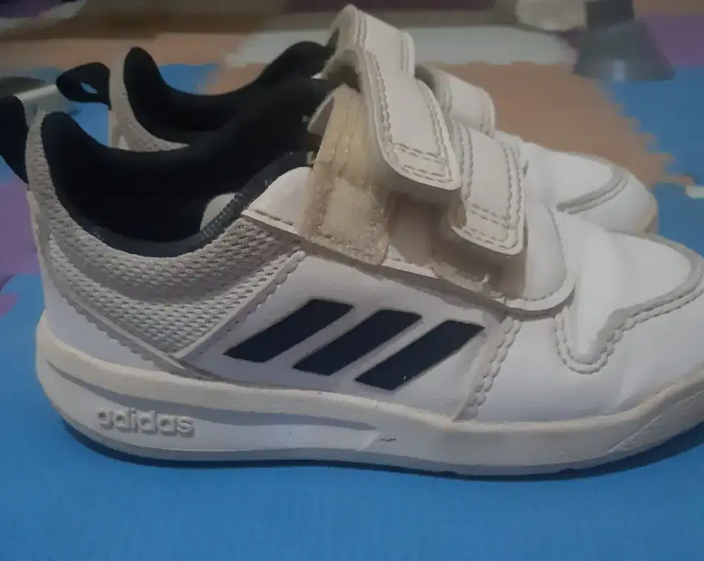 Sepatu anak merk adidas