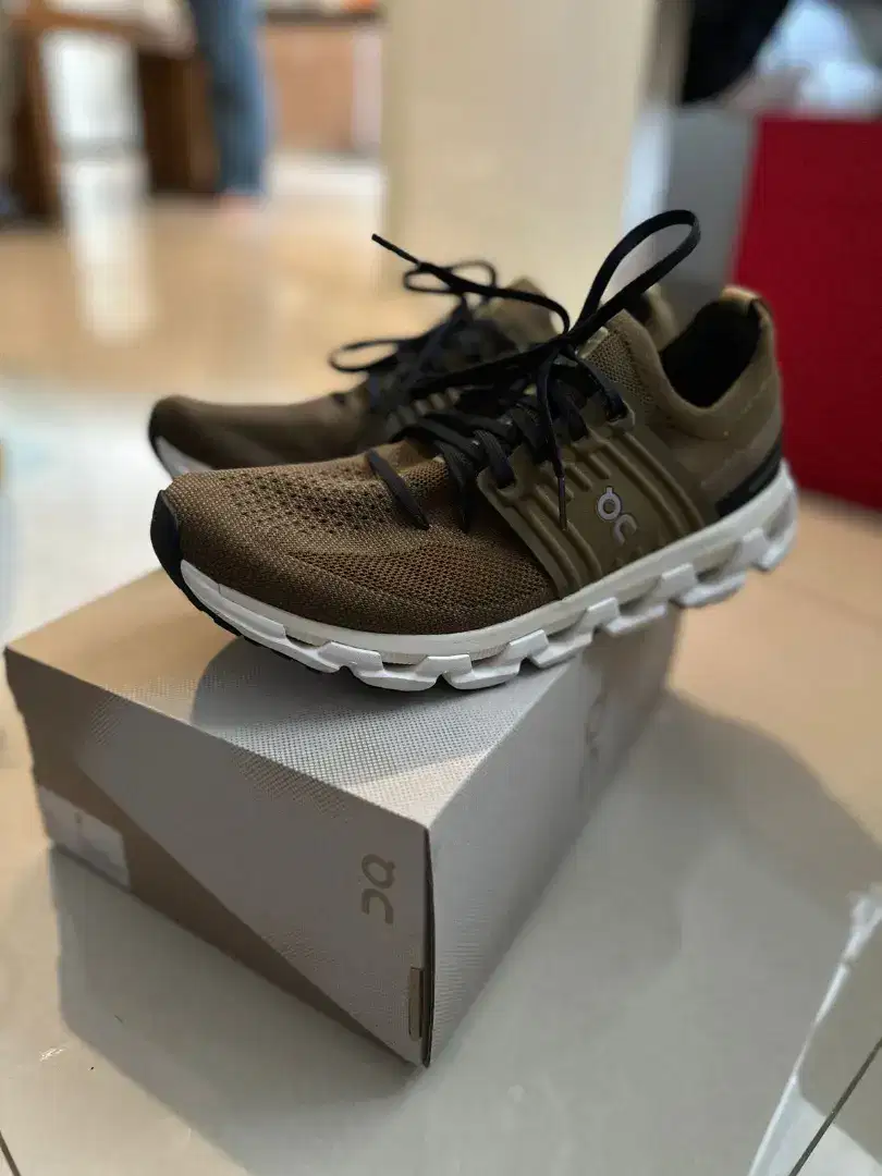 Sepatu on cloud swift pria size 44 original