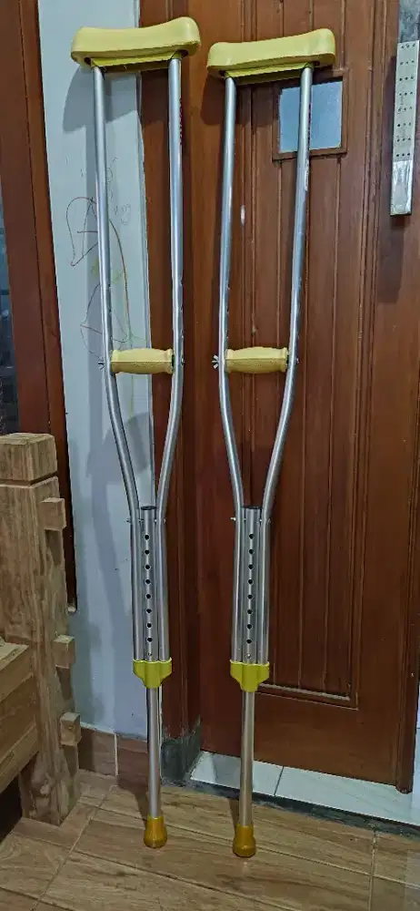 Alat Bantu Berjalan (Kruk)