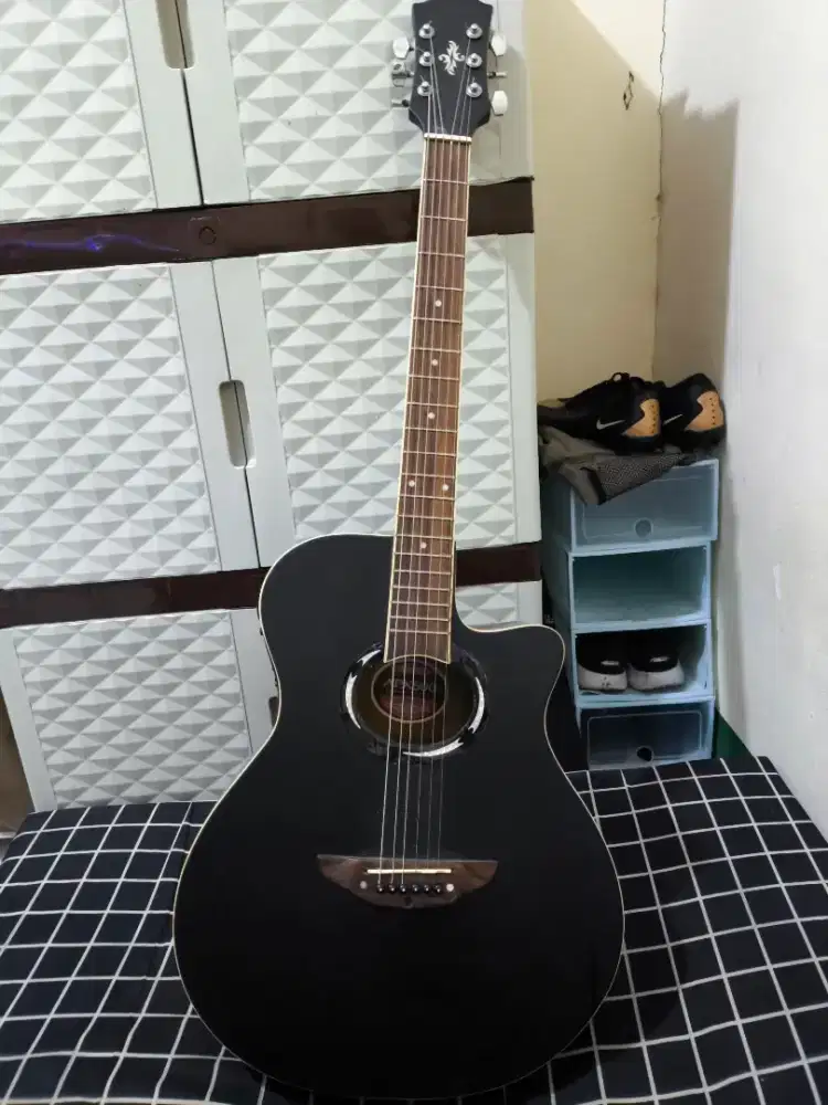 Guitar YAMAHA APX 500 bisa elektrik