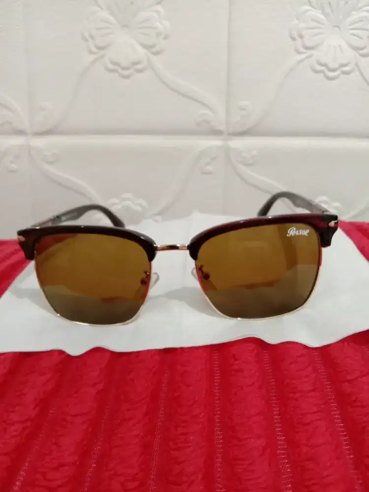 Kacamata Persol.
