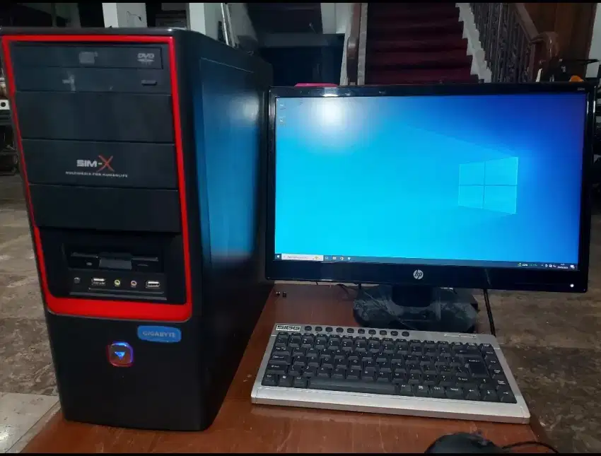 Komputer desktop i3 CPU dan monitor