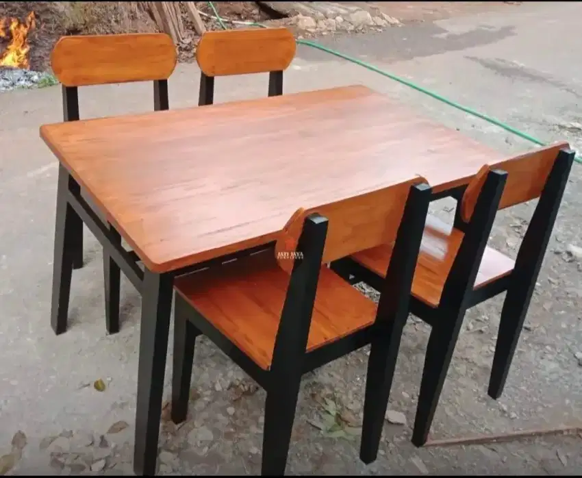 1 Set Meja Makan dan 4 Kursi Sandar (Bisa Custom)