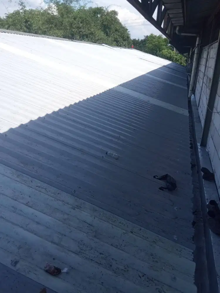 Pemasangan atap alderon upah tenaga