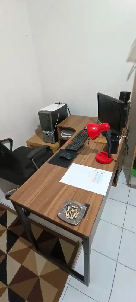 Meja kerja dan kursi informa