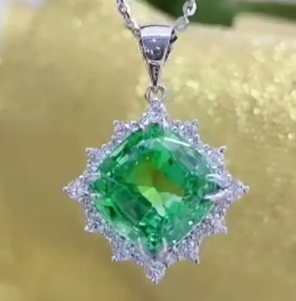 Liontin Berlian Emas Putih