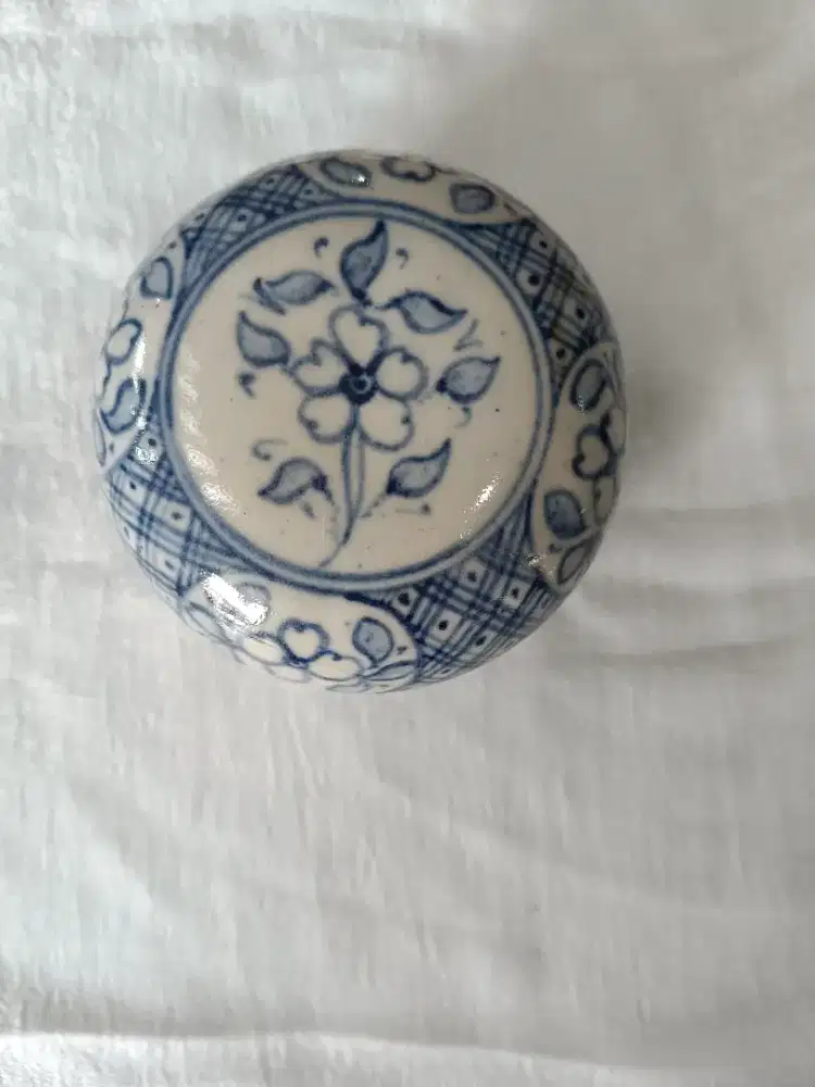 Tempat bedak kuno biru putih