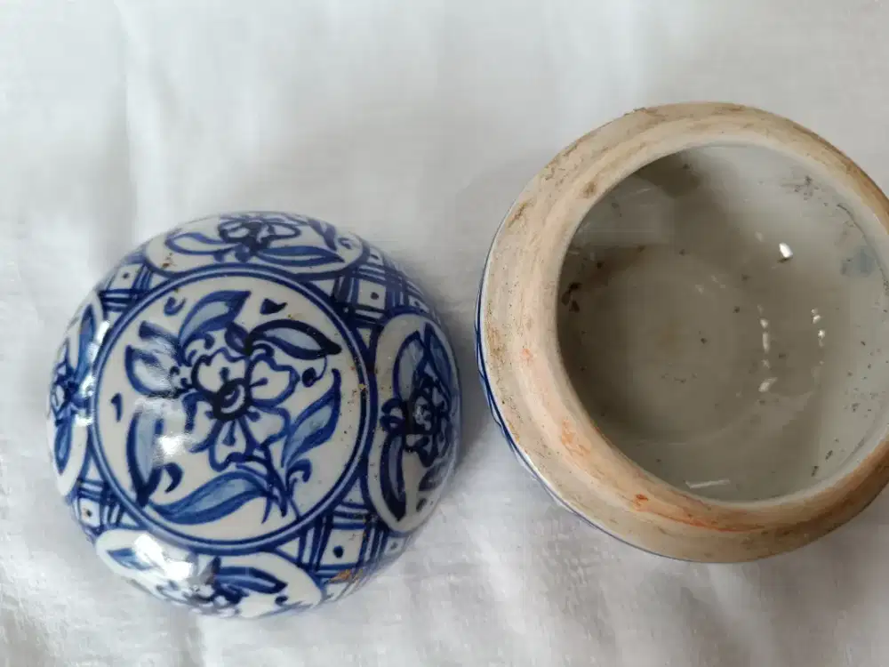 Tempat bedak biru putih China kuni