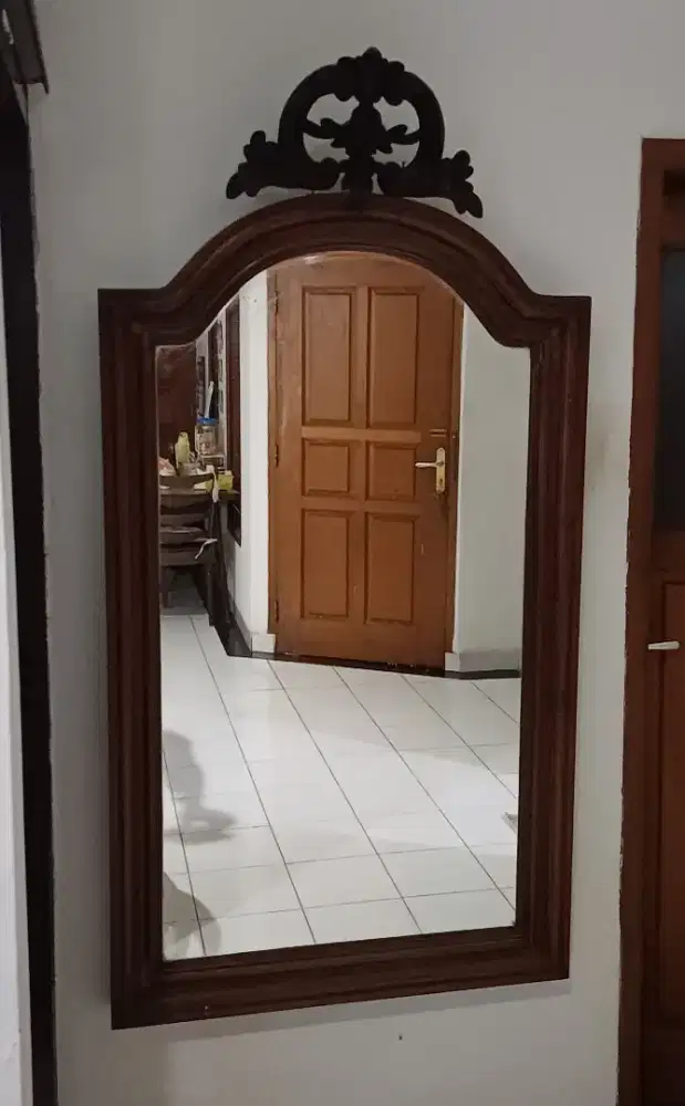 Kaca gantung jati tua kuno