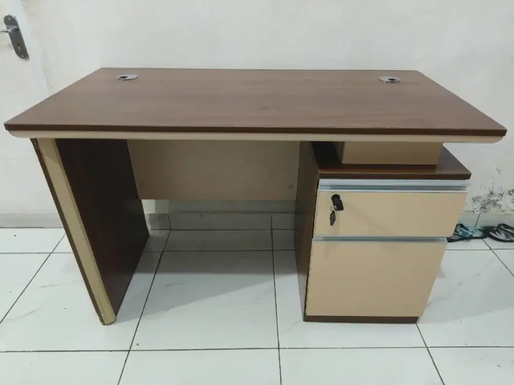 Meja kantor merek informa