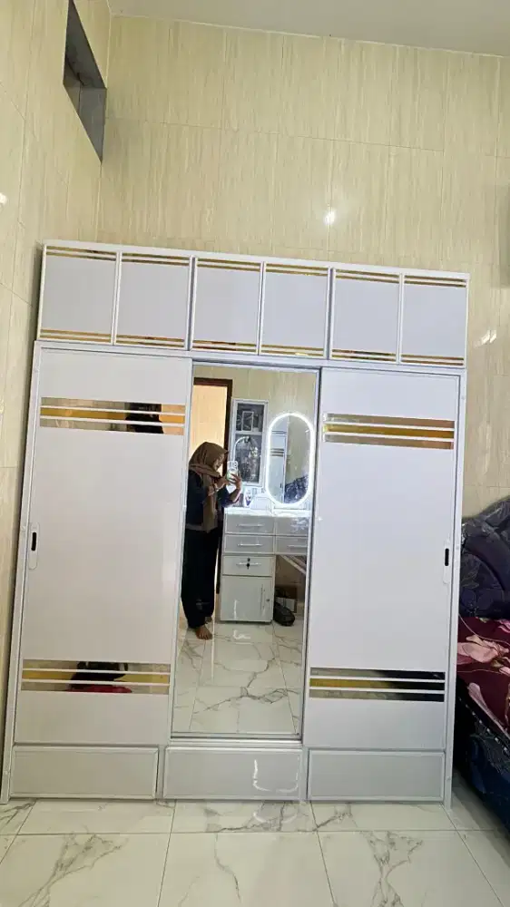 Lemari baju 3 pintu