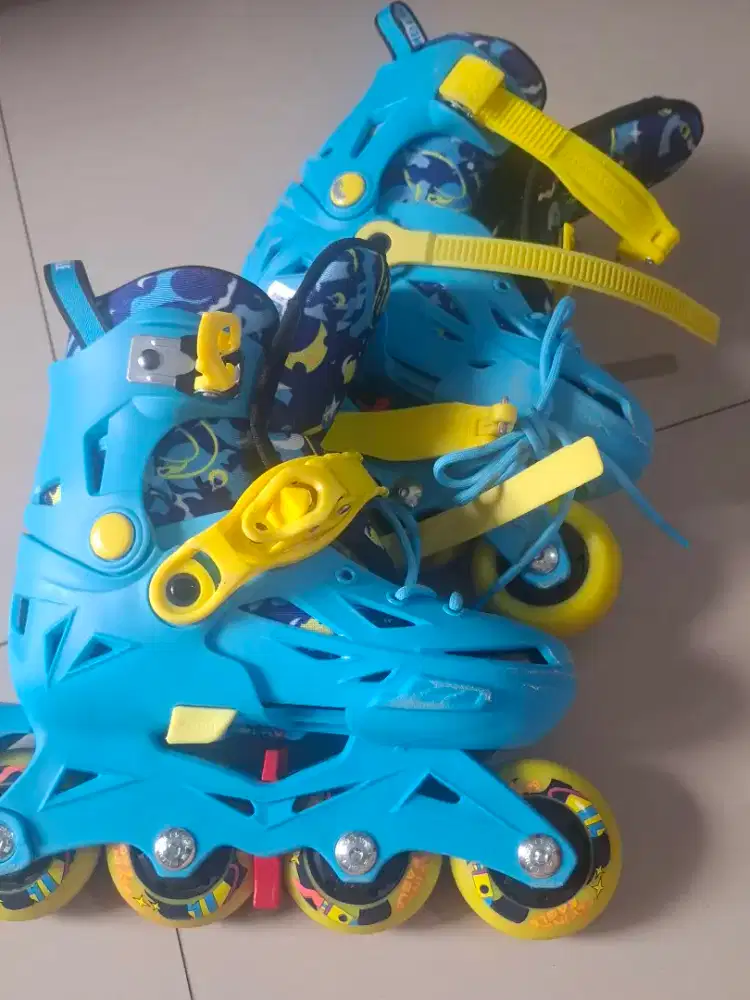 Sepatu roda merk flying eagle