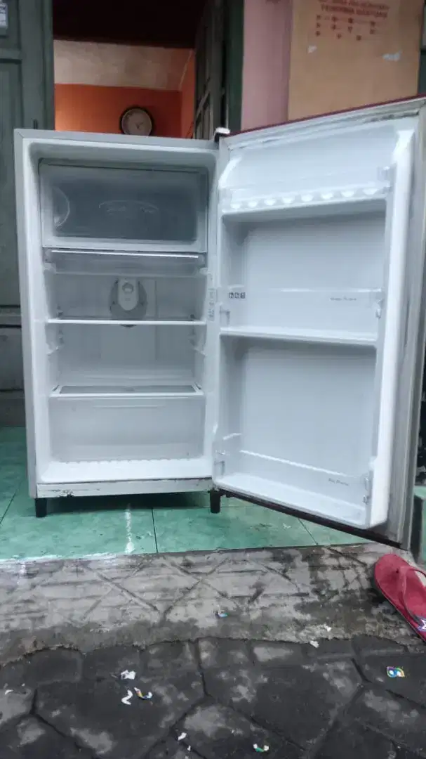 Menerima barang rusak kulkas mesin cuci swocase freser ac