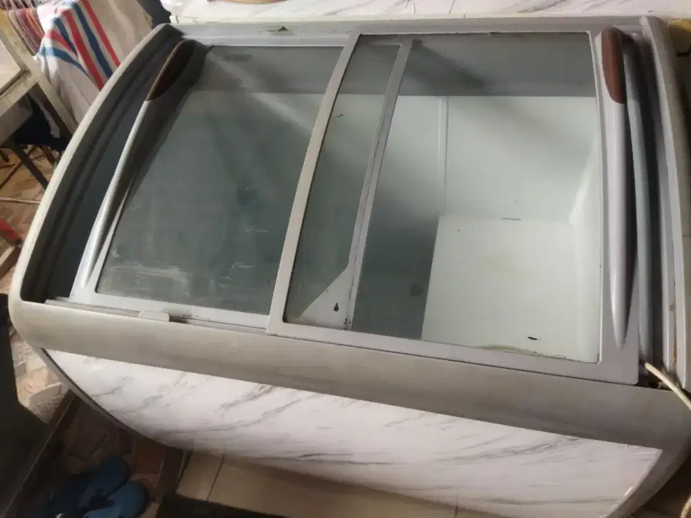 Dijual freezer kondisi masih dingin