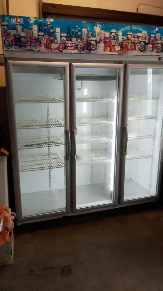 Showcase 3 pintu gea