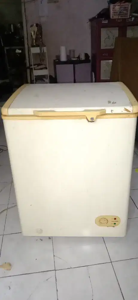 Dijual chest freezer  merk polytron 110lt