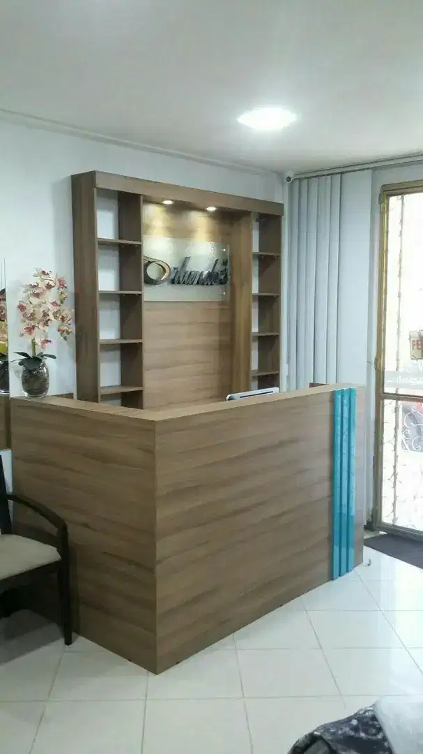 Meja resepsionis , Rak display , Meja kerja , Lemari display