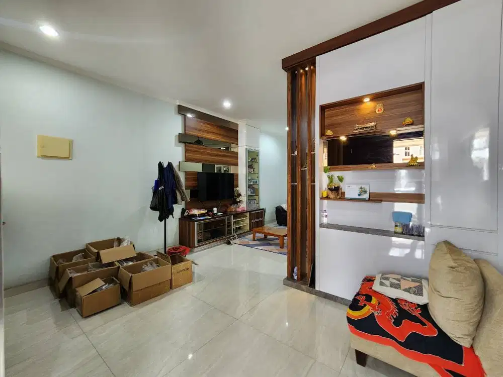 Casa Jardin jual cepat full renov 2.5 lantai dekat taman lokasi bagus