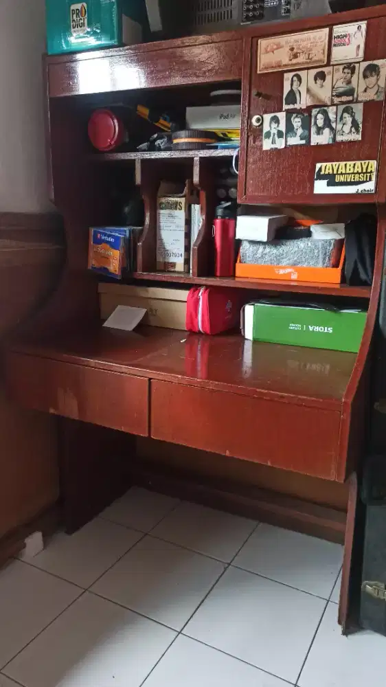Lemari belajar dan meja kerja
