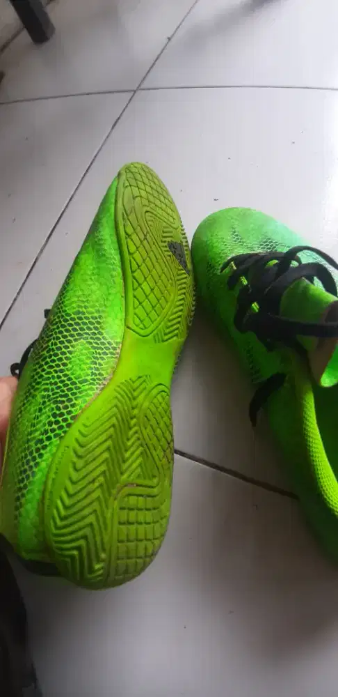 Sepatu futsal adidas 42