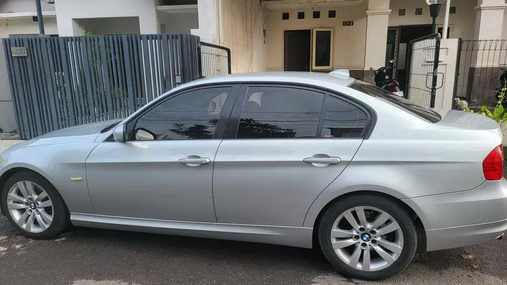 BMW 320i 2010 Bensin