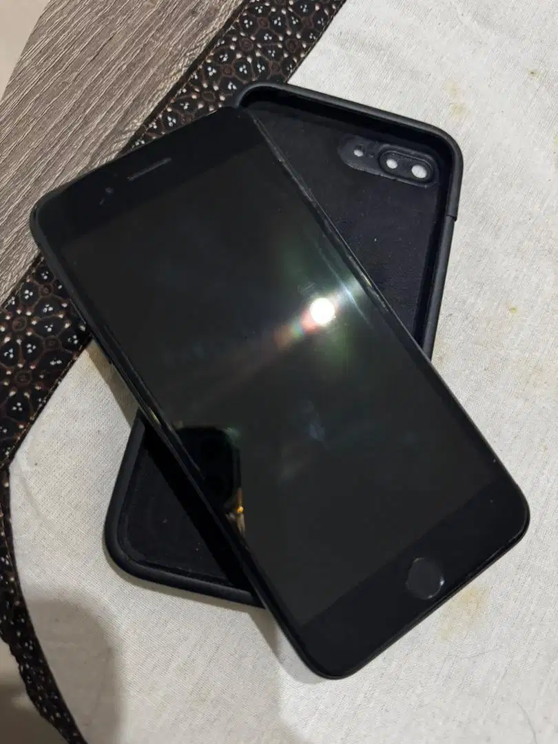 Dijual iphone 7 plus 128 gb black nego