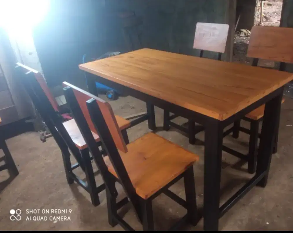 Di juwal meja kursi lestoran 1 set kursi 4 meja 1