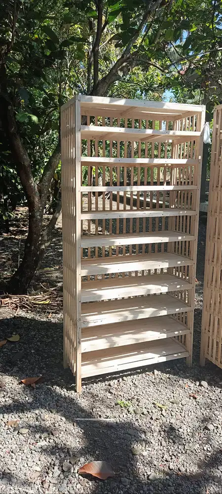 rak sepatu dan sandal bahan kayu bisa muat banyak