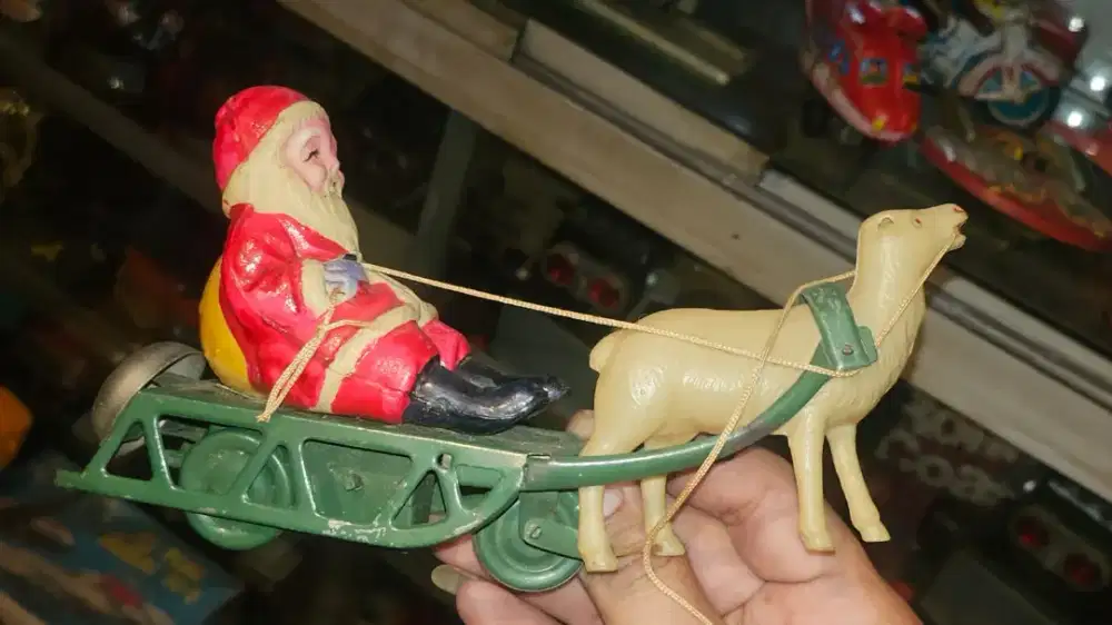 Santa claus tintoys dan kereta vintage