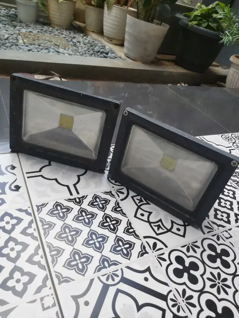 Lampu sorot LED krisbow