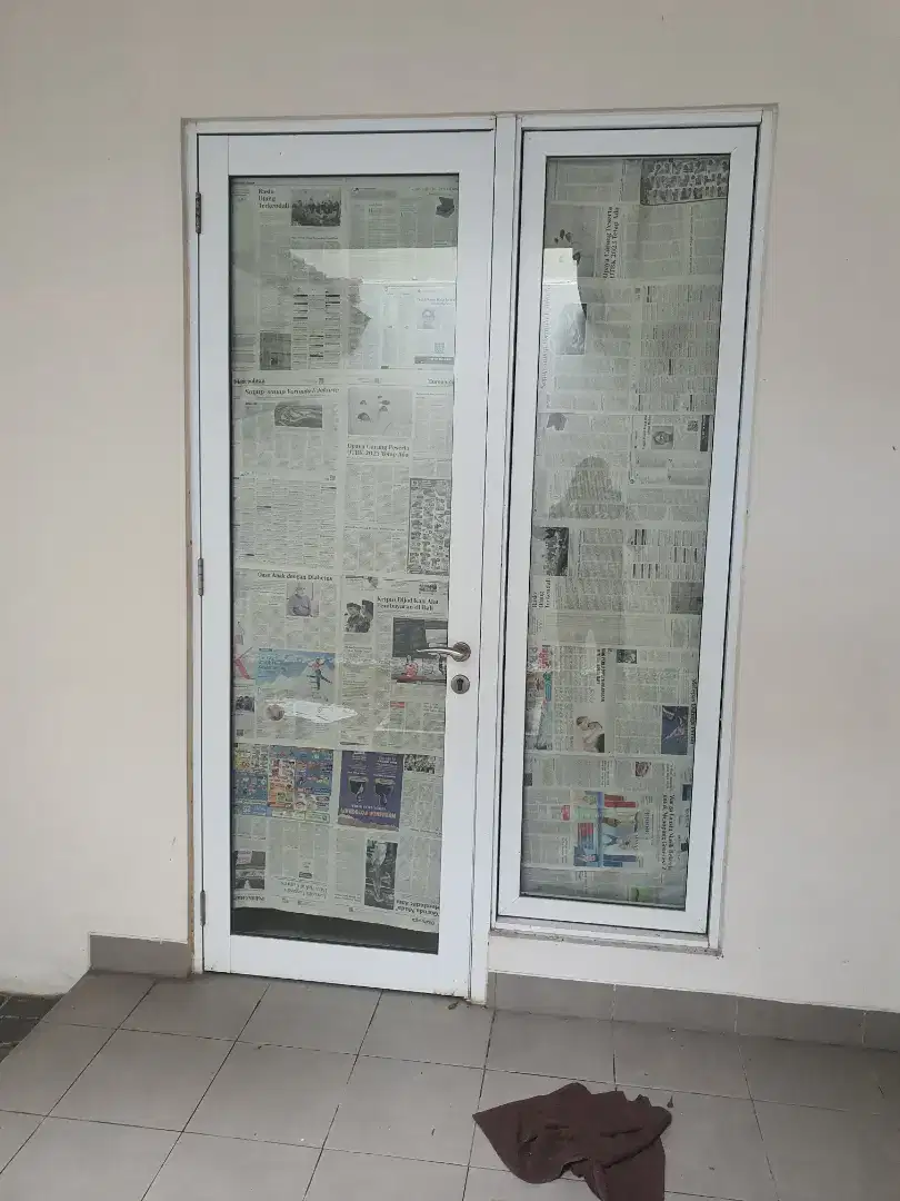 Pintu alumunium kaca  finish good