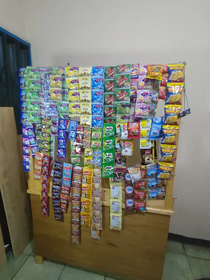 Meja dagangan  plus dagangnya