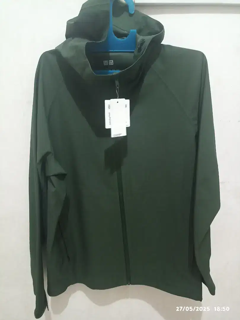 Jaket UNIQLO original model Blocktech Army