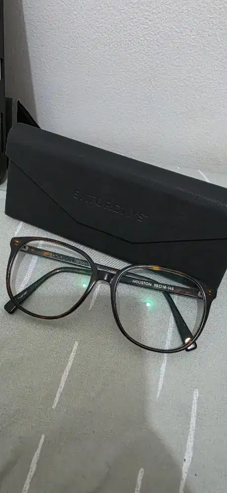 Kacamata kaca mata saturdays preloved