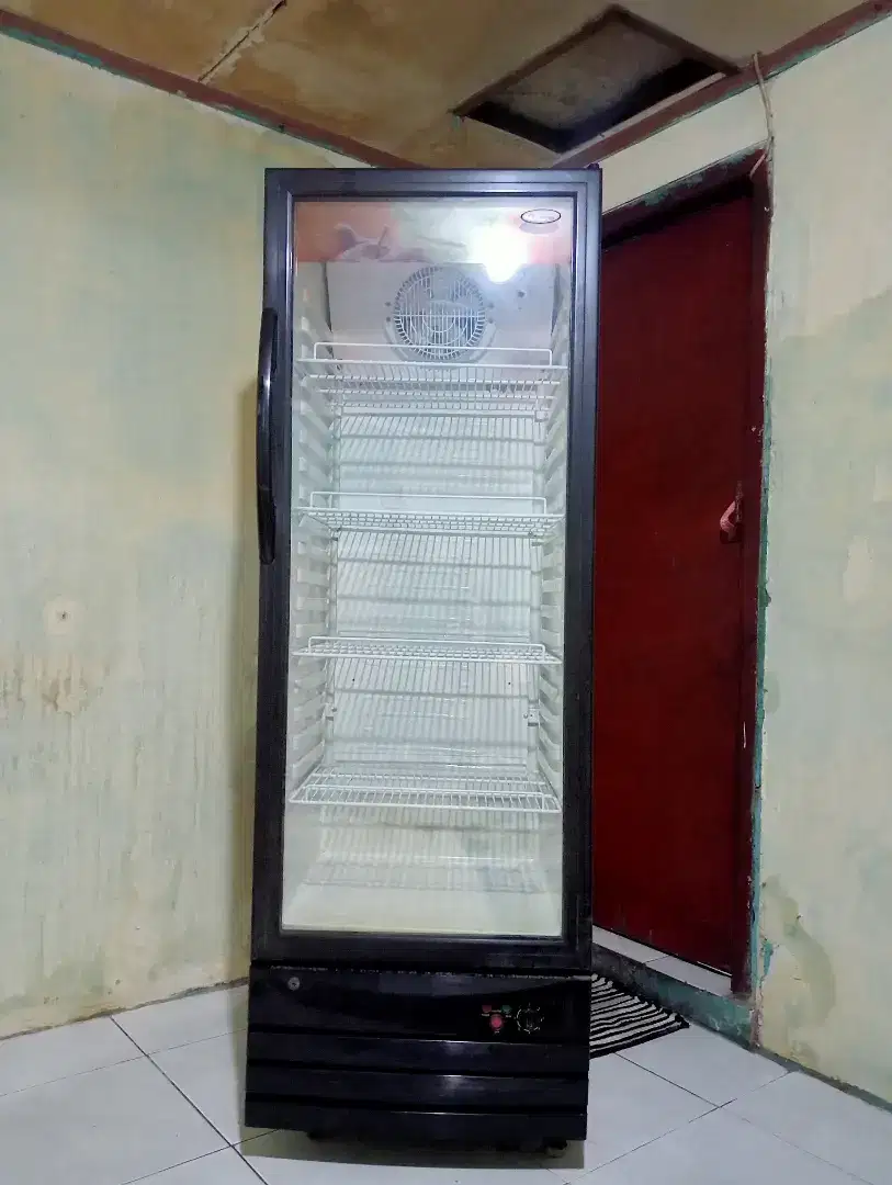 Di jual showcase daimitsu 4 rak 5 sap masih orisinil pabrik