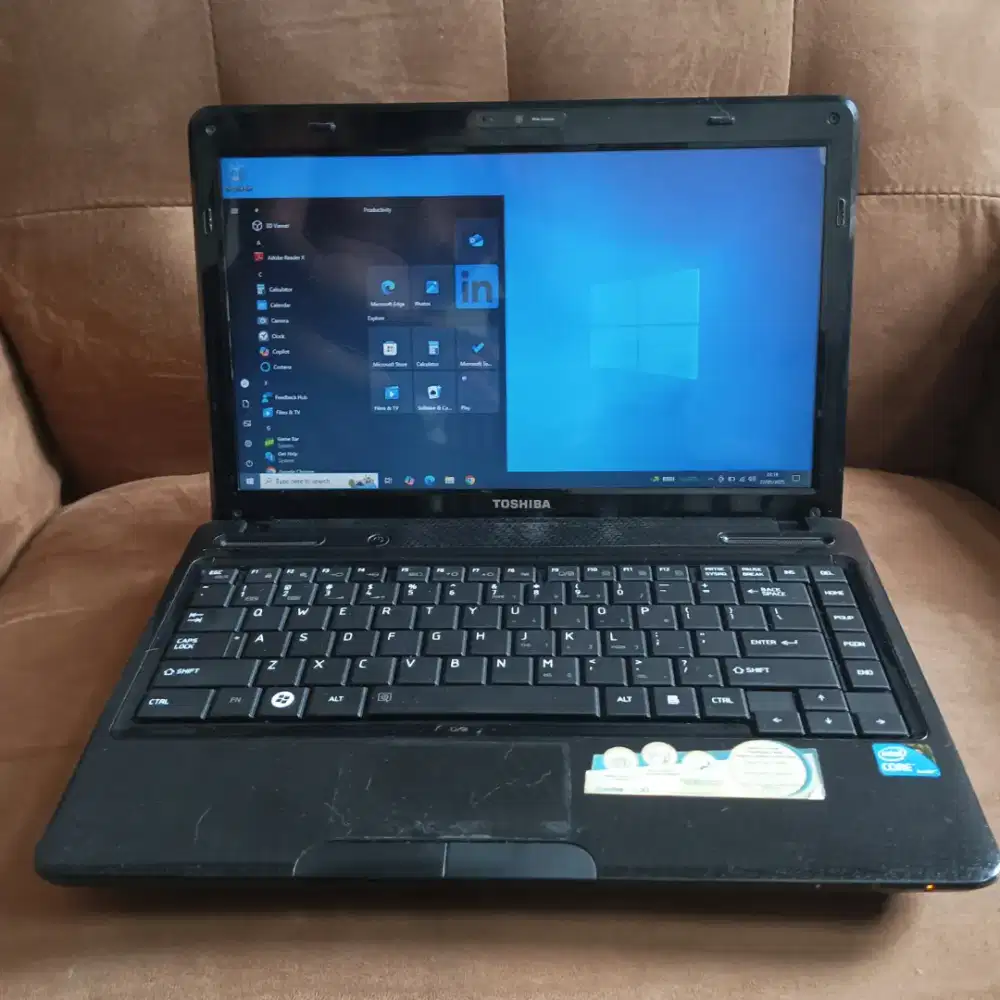 Laptop Toshiba Core i3, Ram 4GB, HDD 500GB, Layar 14 inch