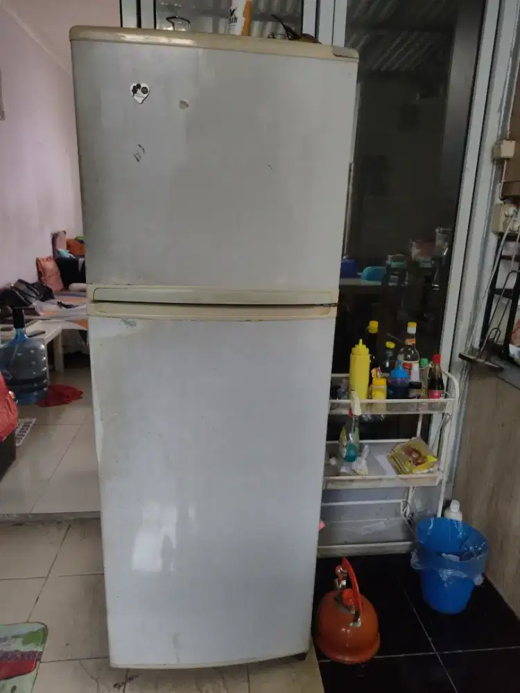 Jual kulkas rusak (masi menyala kompressor perlu service)