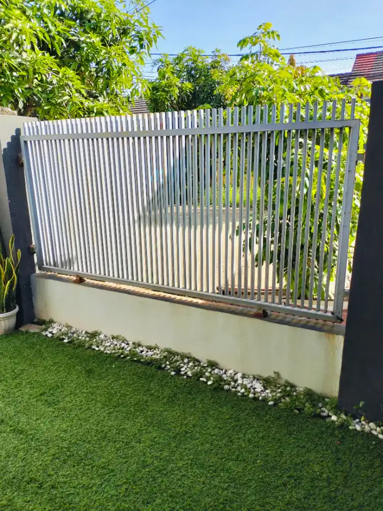 Jual pagar garasi dan teras rumah