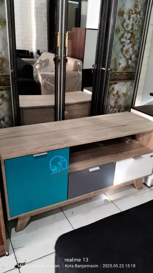 Ready Meja TV Model Minimalis Terbaru